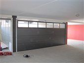 Porta garage con sezione vetrata